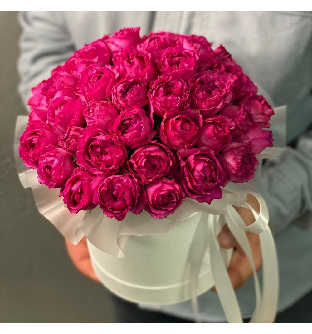 Пионовидная кустовая роза в коробке