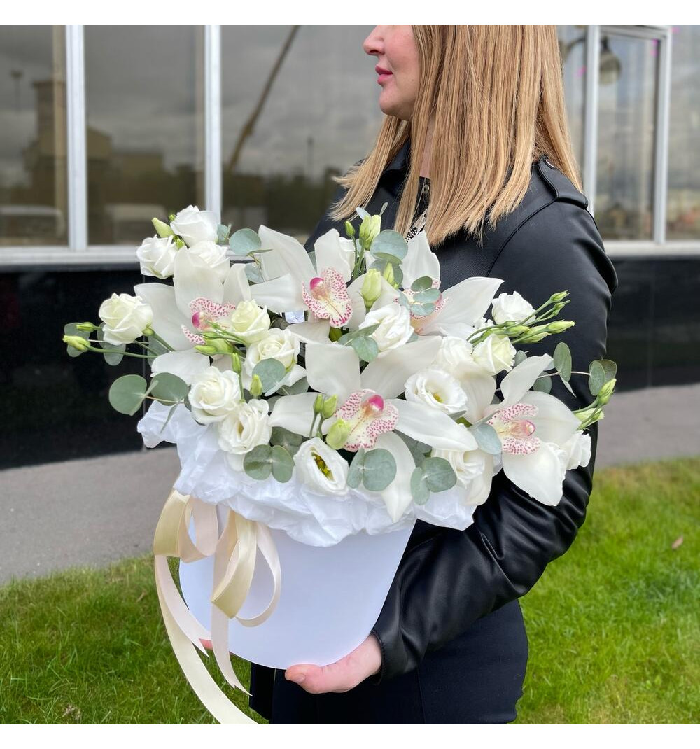 Орхидея белая с эустомой в коробочке